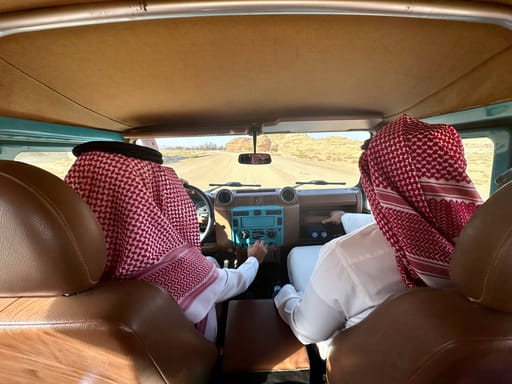 Przejazd land roverem przez pustynny krajobraz hegra w al ula w arabii saudyjskiej.