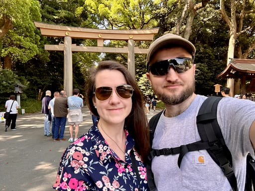 Para turystów robi selfie przed bramą torii w tokio, japonia