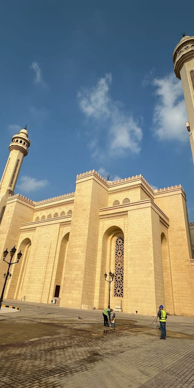 Wielki meczet z dwoma minaretami w bahrajnie, widziany od strony placu.