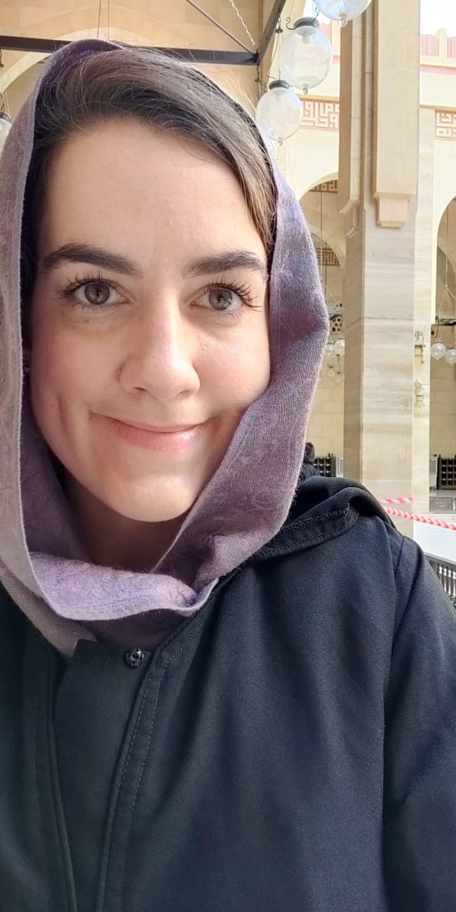 Uśmiechnięta kobieta w hidżabie w meczecie al fateh grand mosque w bahrajnie