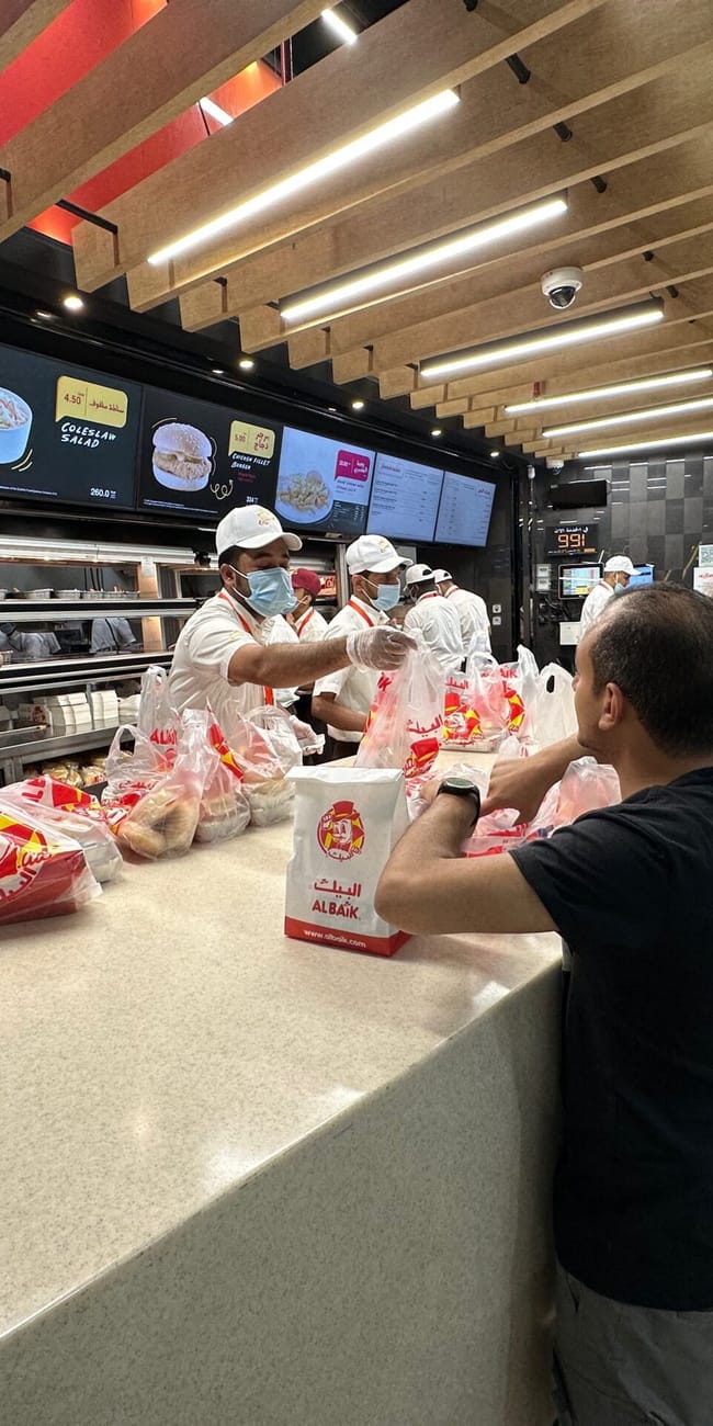 Kolejka przy ladzie z jedzeniem w restauracji al baik w arabii saudyjskiej