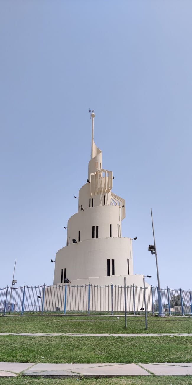 Dammam khobar sea front z wieżą widokową na tle błękitnego nieba