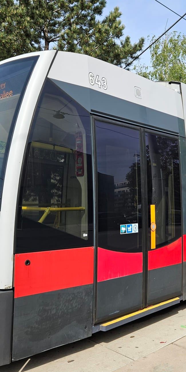 Nowoczesny tramwaj w wiedniu przy przystanku, z widocznym numerem 643 i kierunkiem prater hauptallee