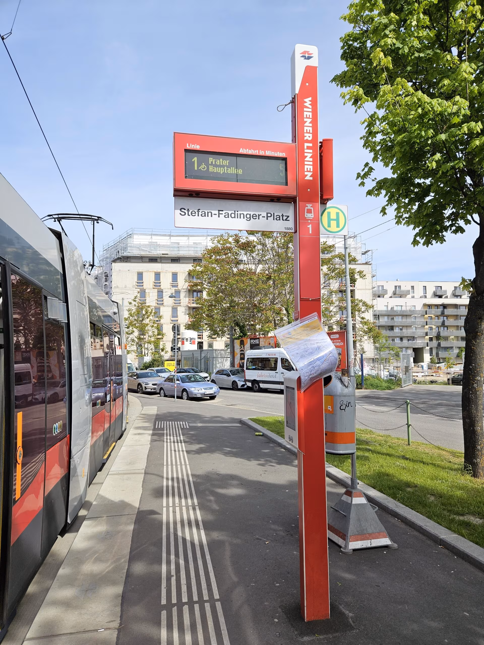 Przystanek tramwajowy wiener linien stefan-fadinger-platz w wiedniu z nadjeżdżającym tramwajem.