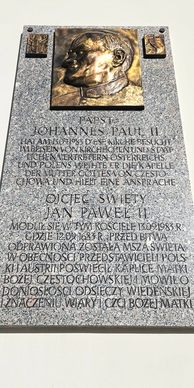 Tablica pamiątkowa jana pawła ii przy kościele św. Józefa na kahlenbergu w wiedniu