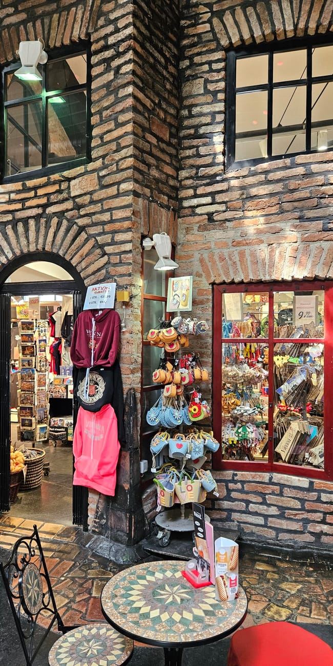 Hundertwasser house w wiedniu, kolorowa fasada sklepu z pamiątkami.