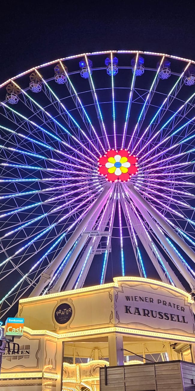 Diabelski młyn wiener prater nocą, podświetlony kolorowymi światłami.