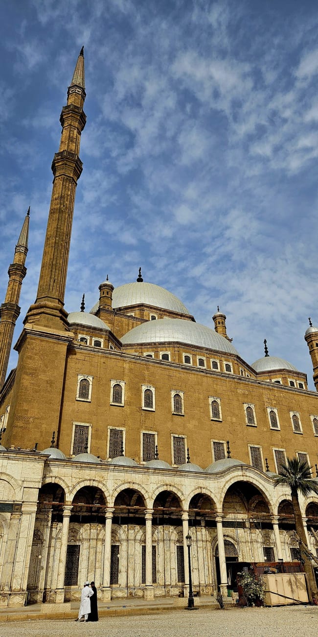 Meczet muhammada alego na cytadeli kairskiej z wysokimi minaretami i białymi kopułami.