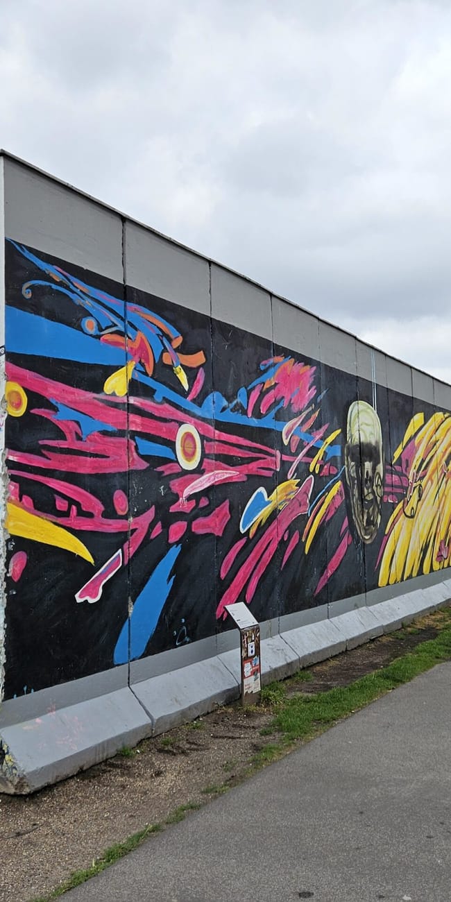 Mur berliński w berlinie z kolorowym muralem przy nabrzeżu