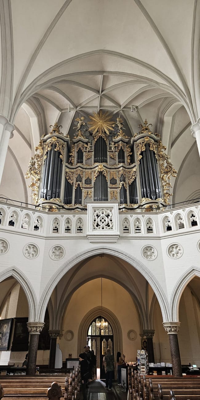 Wnętrze marienkirche w berlinie z dużymi organami i gotyckim sklepieniem
