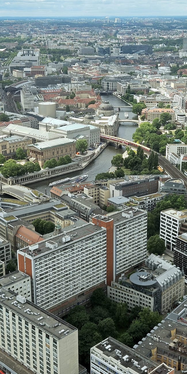 Panorama berlina z wieży fernsehturm, z rzeką i zabudową centrum miasta