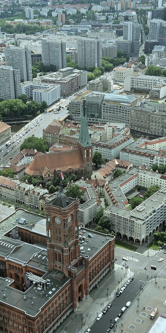 Widok na berliner fernsehturm i centrum berlina z czerwonymi dachami oraz kościołem św. Mikołaja