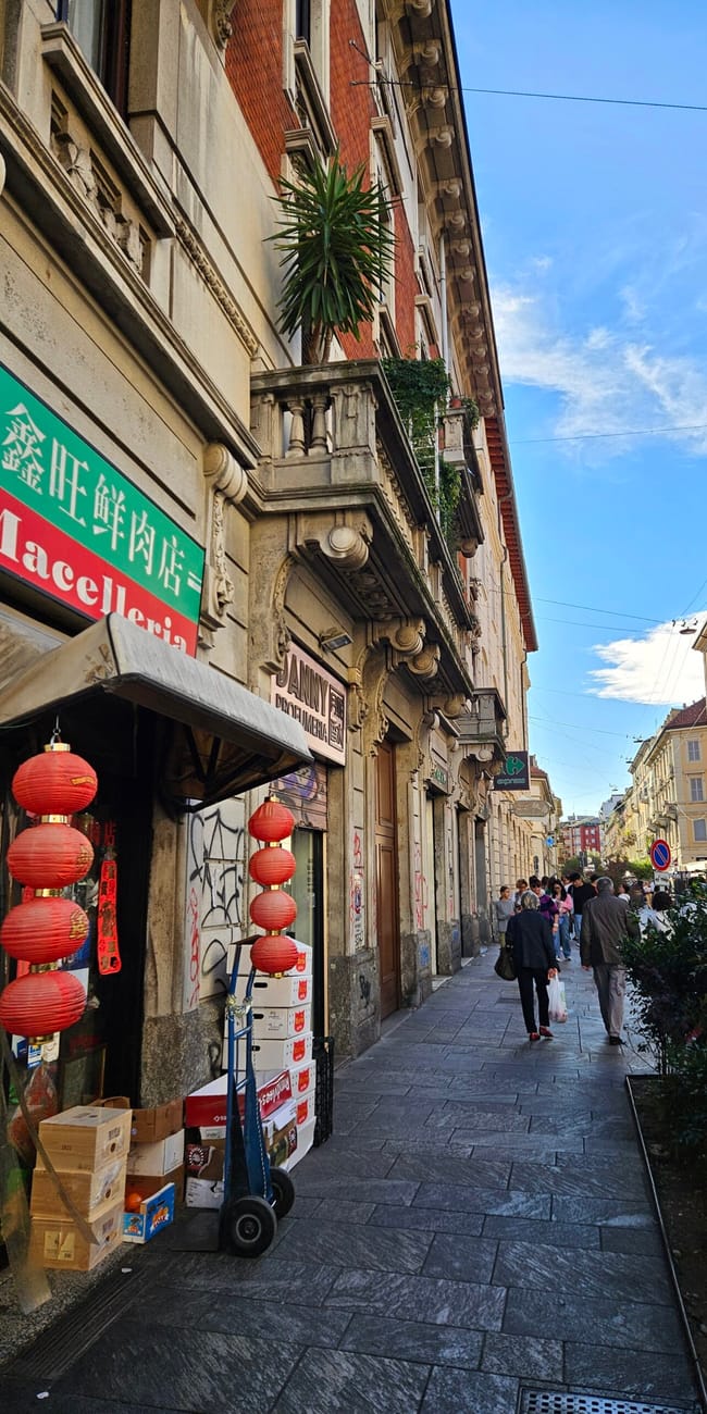 Ulica w milano chinatown z czerwonymi lampionami i sklepem macelleria.