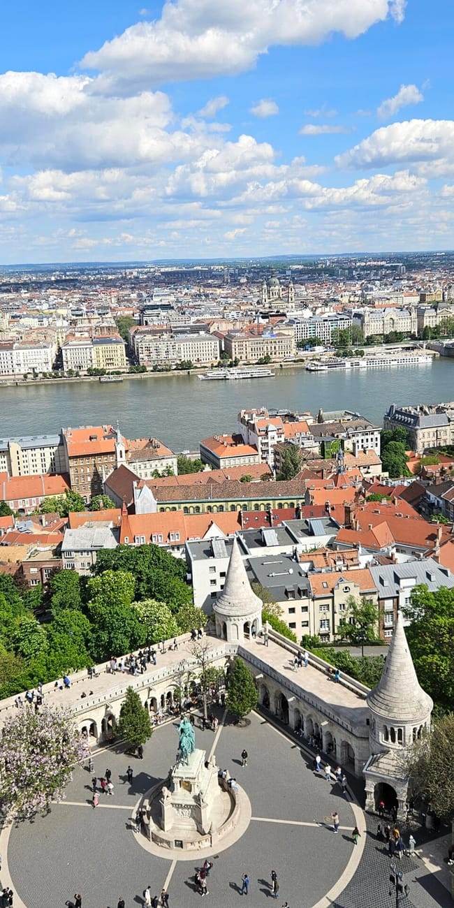 Widok na kościół macieja w budapeszcie i panoramę dunaju z mostem łańcuchowym.