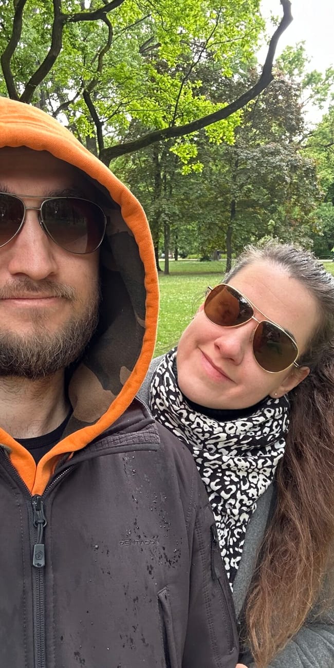 Para na zielonej łące w parku margaret island w budapeszcie.