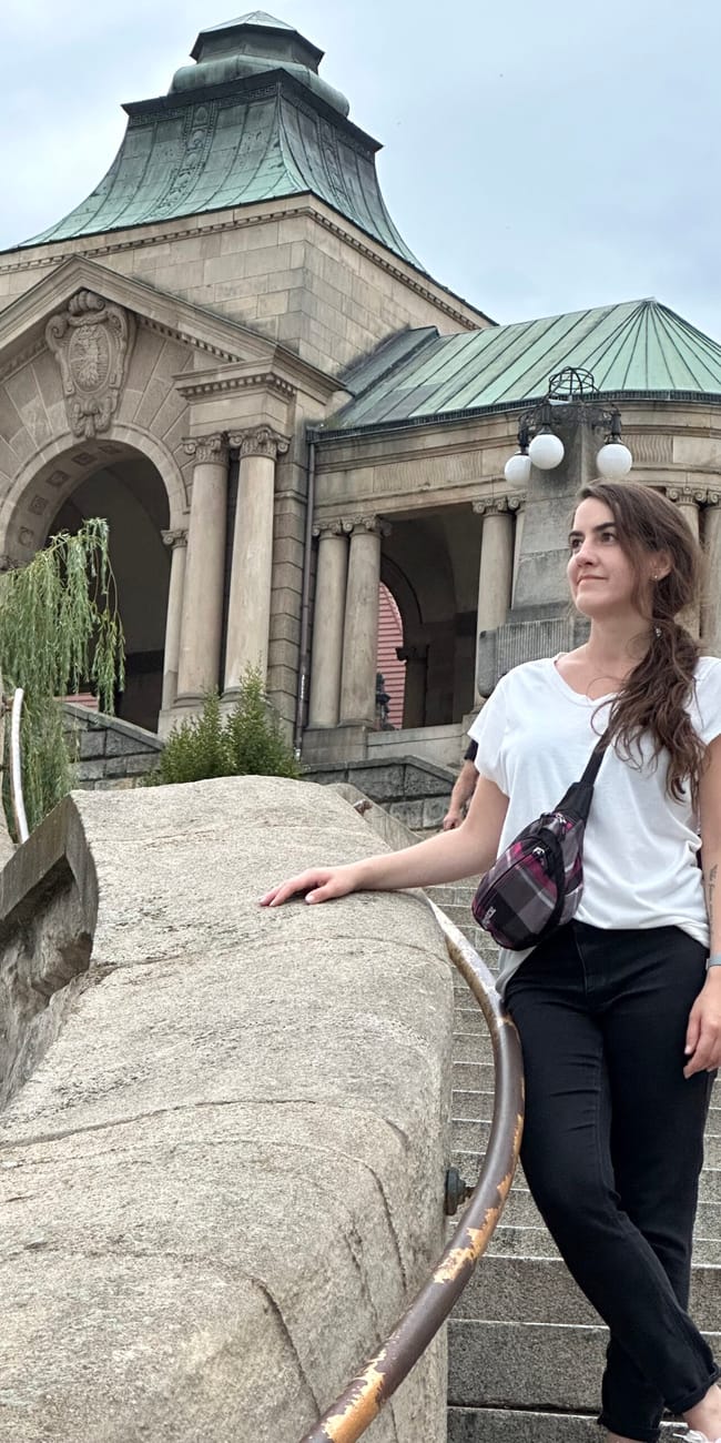 Bulwar chrobrego w szczecinie z kobietą przy schodach i zabytkowym pawilonie