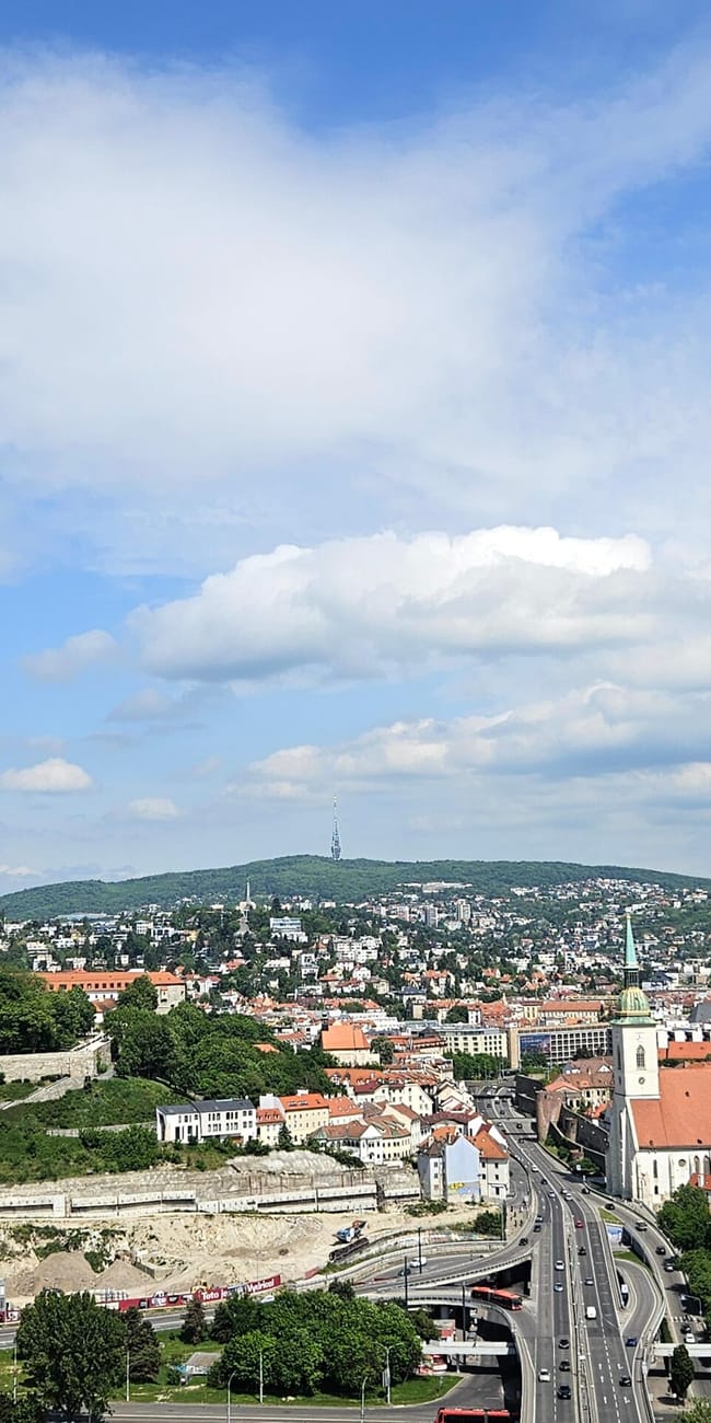 Bratysława z mostu ufo, z zamkiem na wzgórzu i panoramą miasta.