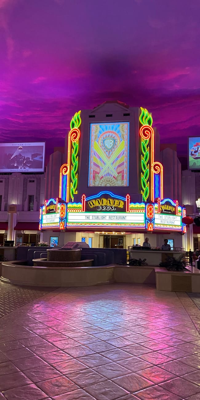 Warner bros. W abu zabi z neonowym frontem the starlight restaurant o zmierzchu