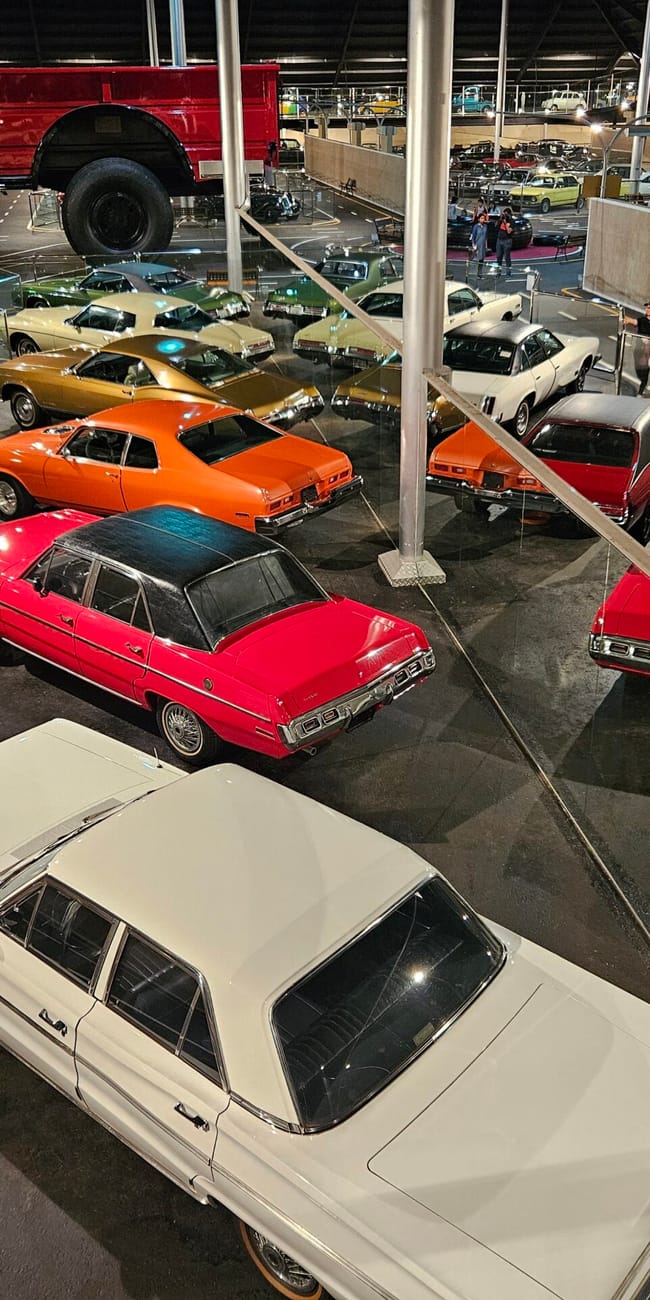 Emirates national auto museum w abu zabi z kolekcją klasycznych samochodów i gigantycznym czerwonym pojazdem above
