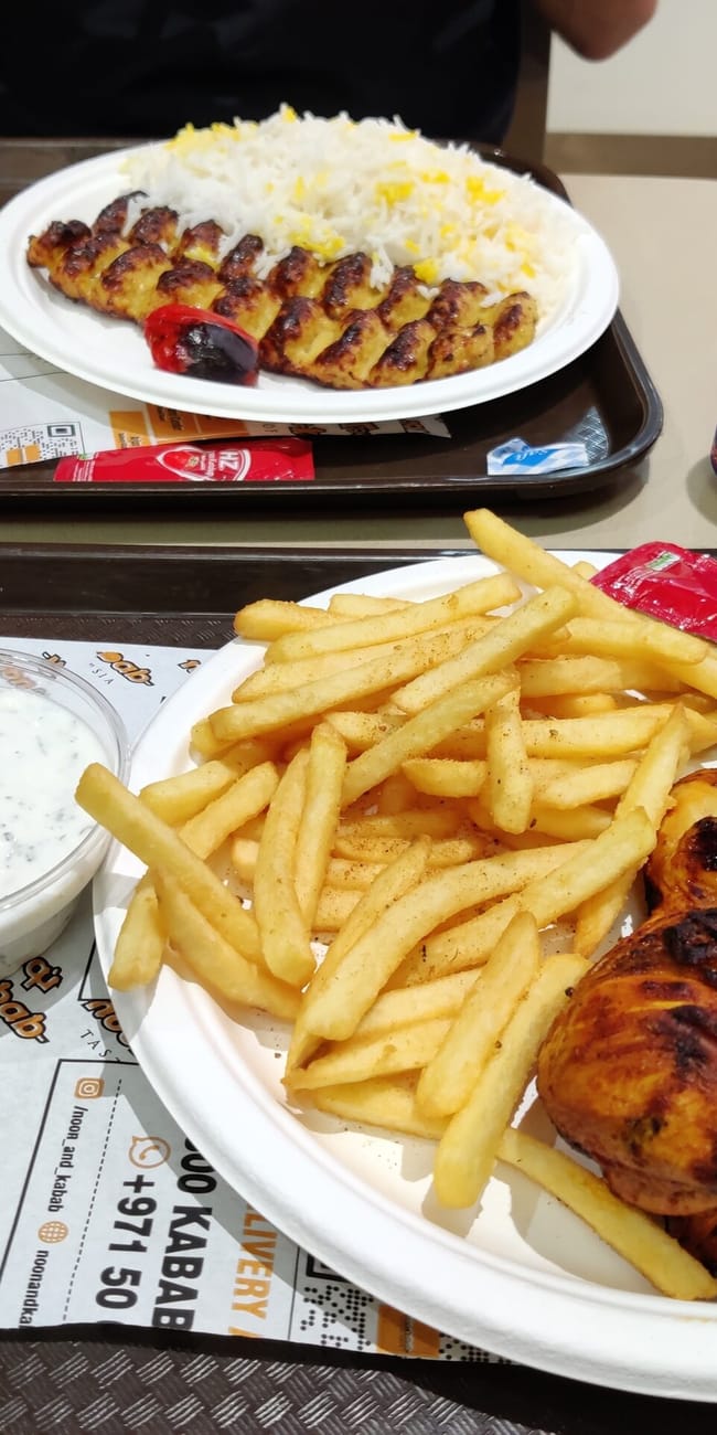 Posiłek z kurczakiem z grilla, frytkami i napojami pepsi w dubai foods, dubaj