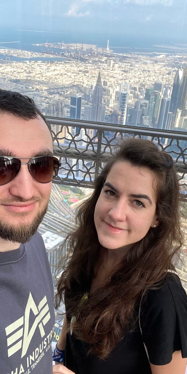 Para burdż chalifa w dubaju, selfie pary z panoramą miasta w tle