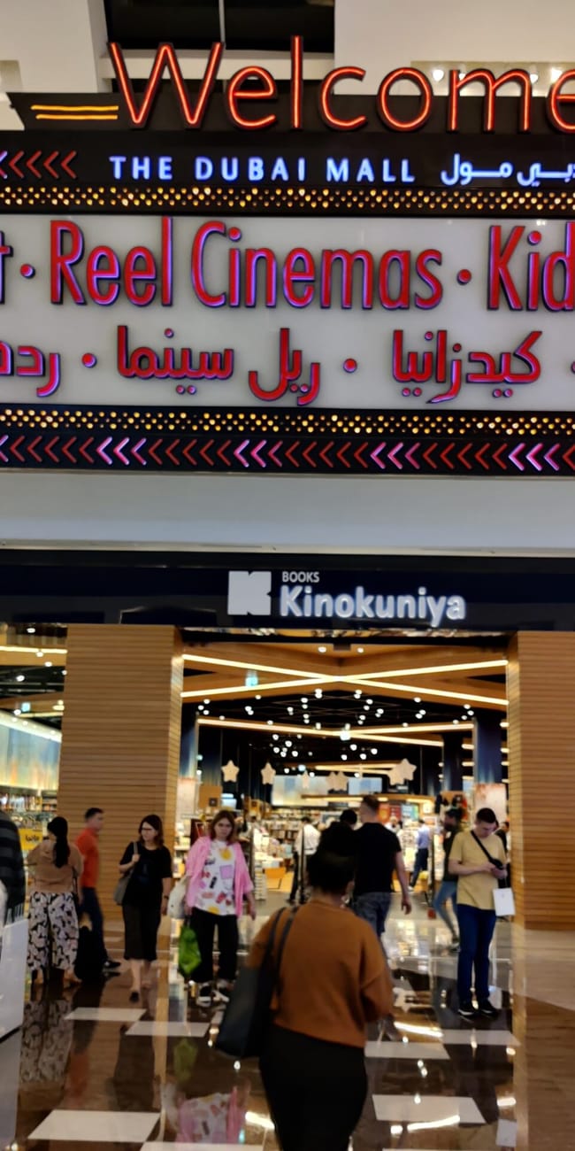Wejście do the dubai mall z oznaczeniami food court, reel cinemas, kidzania i ice rink