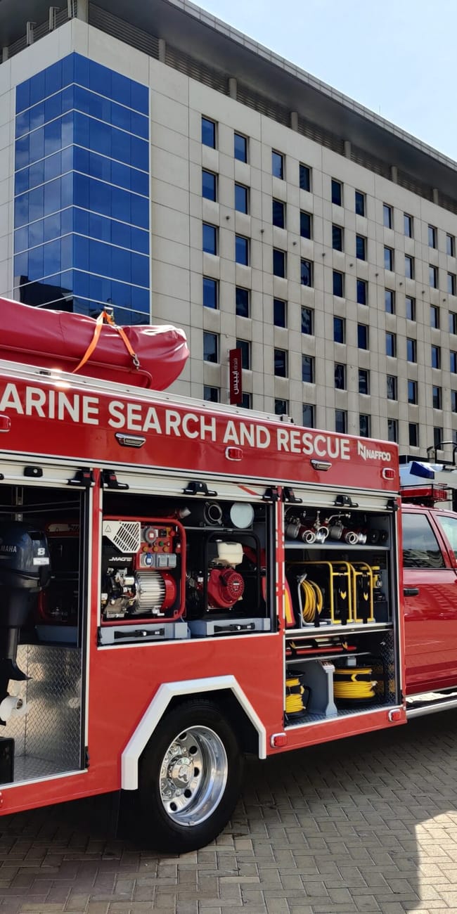 Czerwony pojazd marine search and rescue przed hotelem ibis w dubai intersec exhibition.