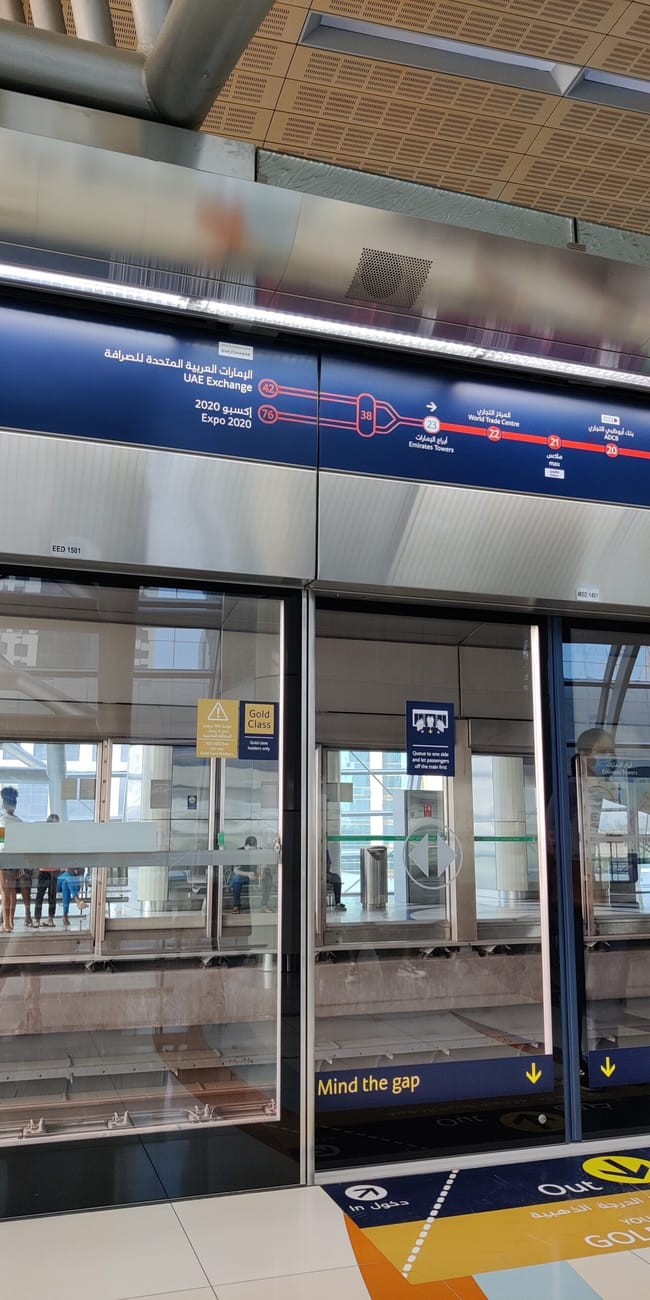 Peron dubai metro gold class z oznaczeniami tras i drzwiami platformowymi