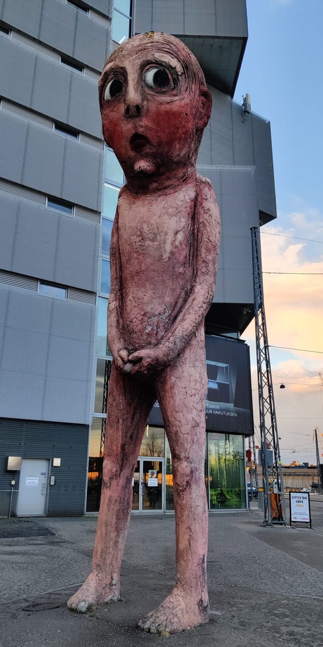 Rzeźba gigantycznej postaci w helsinki west port, finlandia