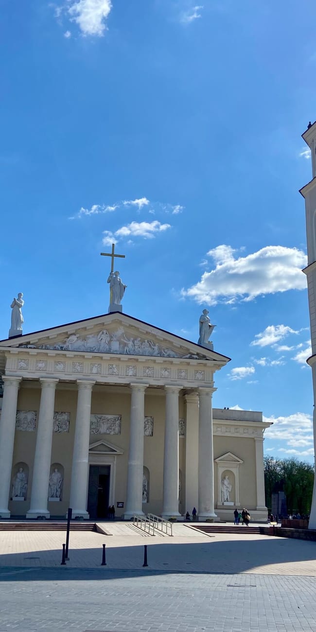 Katedra wileńska z dzwonnicą na placu w wilnie