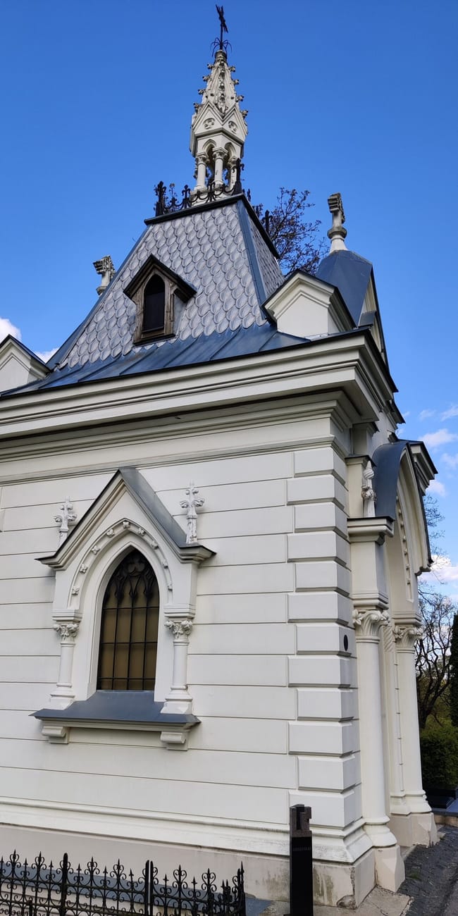 Kaplica na cmentarzu rasos w wilnie z ozdobnym dachem i wieżyczką na tle nieba