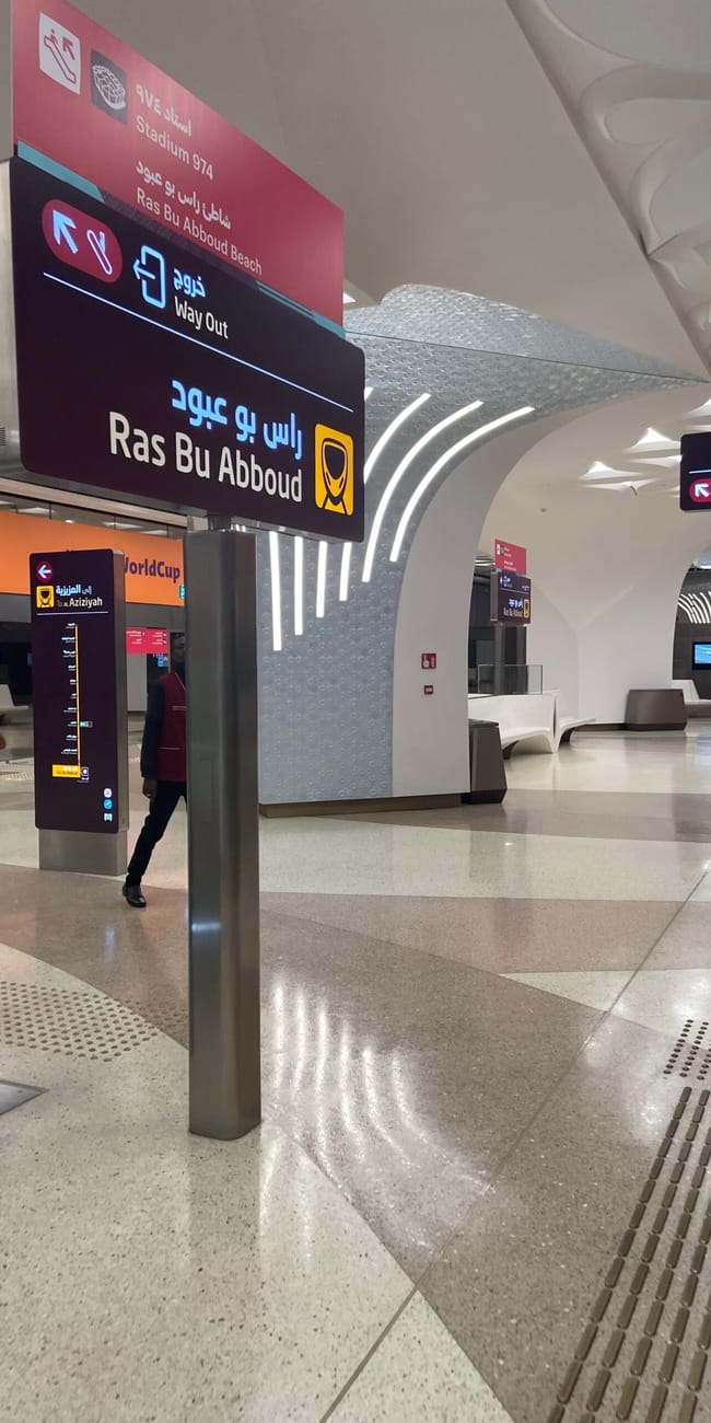 Stacja ras bu abboud w doha metro z czytelnymi oznaczeniami wyjścia.