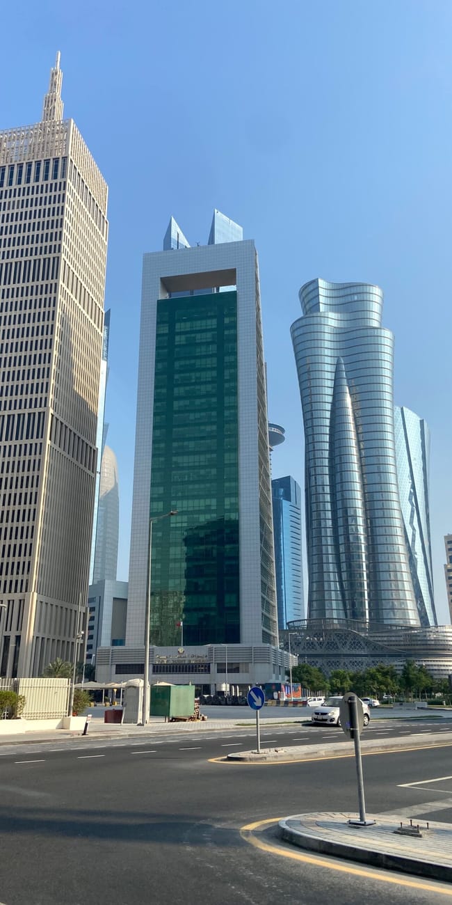 Panorama drapaczy chmur w centrum dohy, katar, przy szerokiej ulicy.
