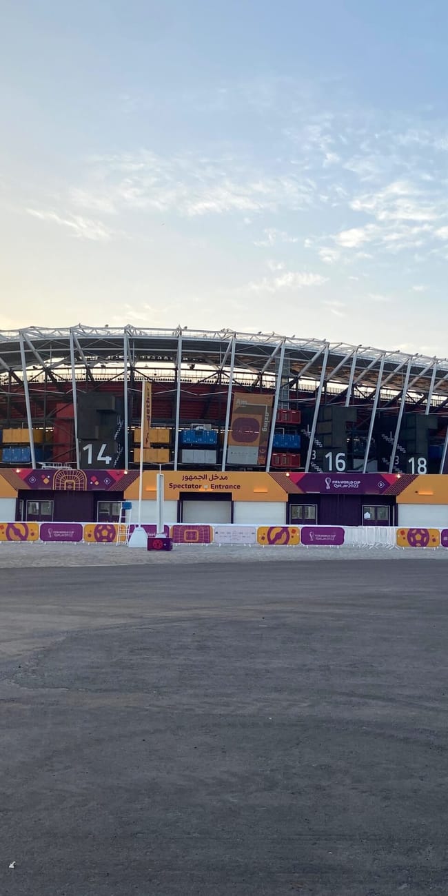 Stadion w dosze, katar, z oznaczonymi wejściami dla widzów o zachodzie słońca