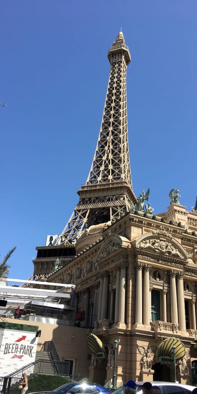 Wieża eiffla w las vegas nad ozdobnym budynkiem i wejściem do beer park.