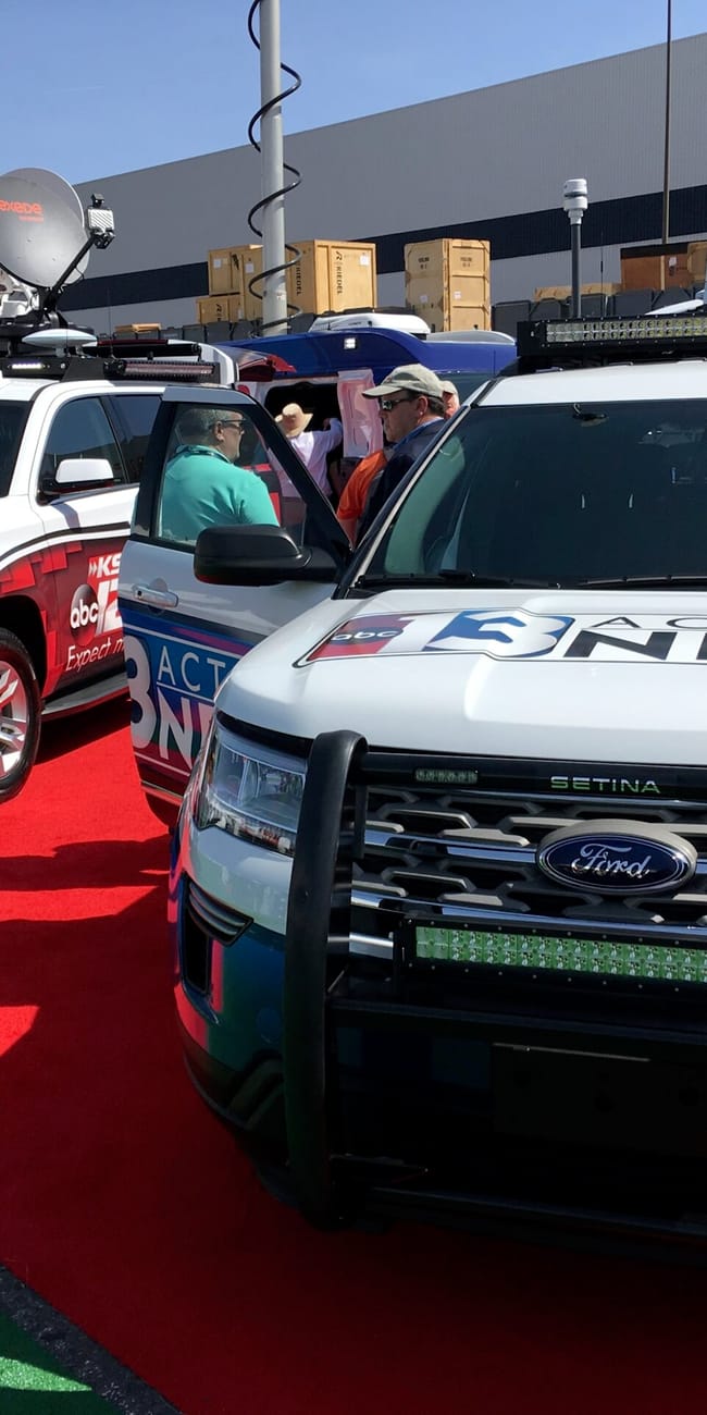 Pojazdy reporterskie abc 13 action news na czerwonym dywanie na zewnątrz budynku