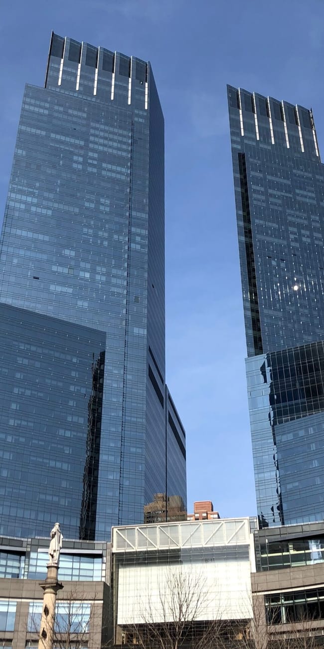 Wieżowce hudson yards w nowym jorku pod błękitnym niebem