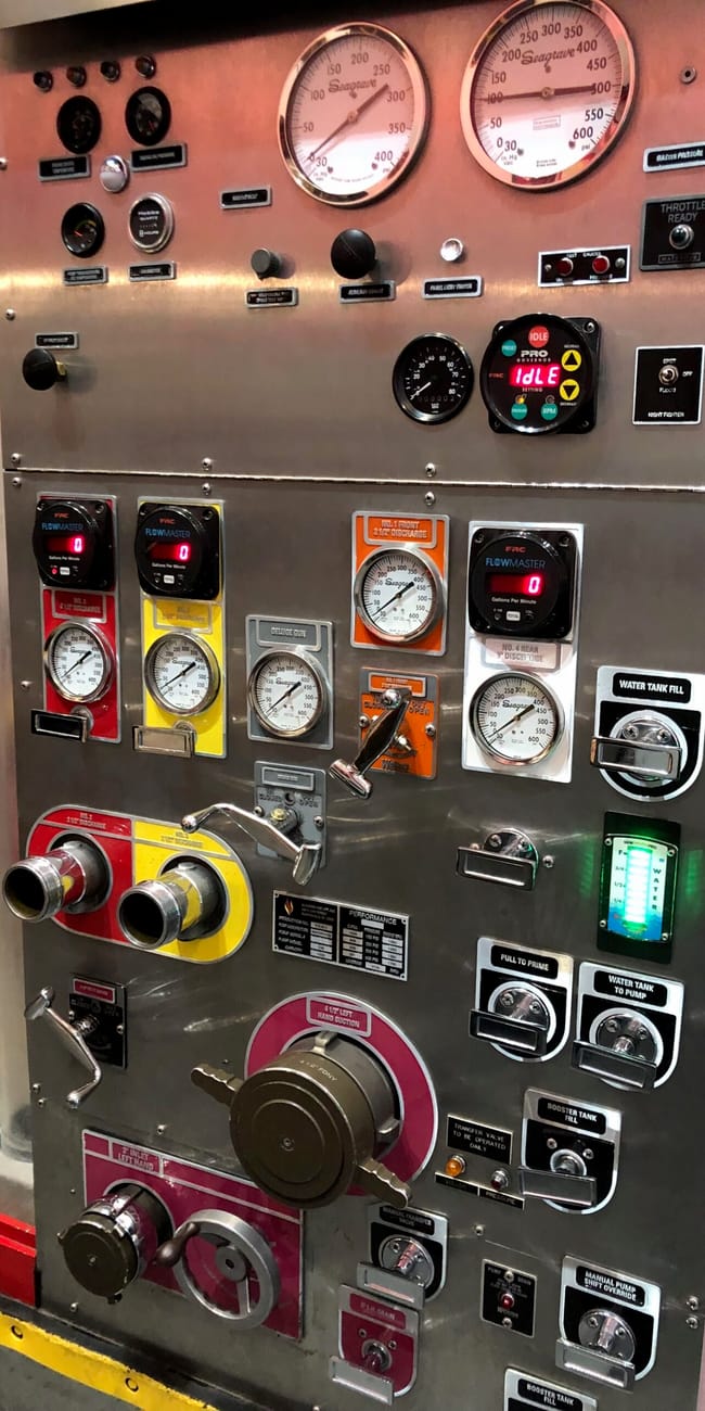 Panel sterowania pompy strażackiej fdny w nowym jorku z manometrami i przełącznikami.