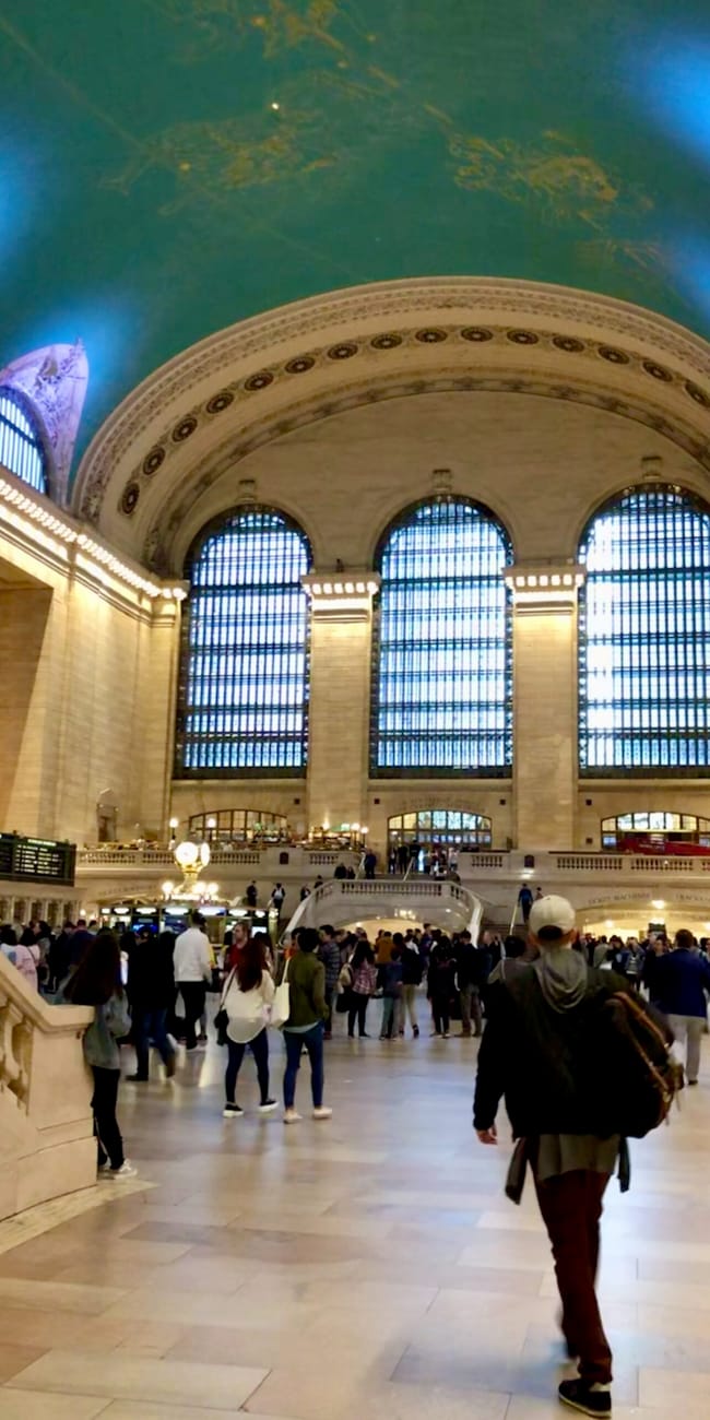 Grand central w nowym jorku z wysokim sklepieniem i tłumem podróżnych na hali głównej