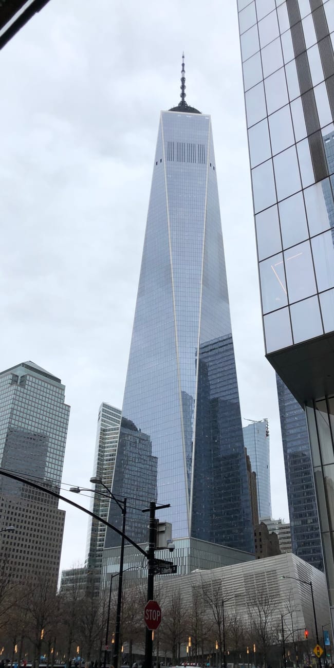 Wieża one world trade center przy 9/11 memorial pools w nowym jorku