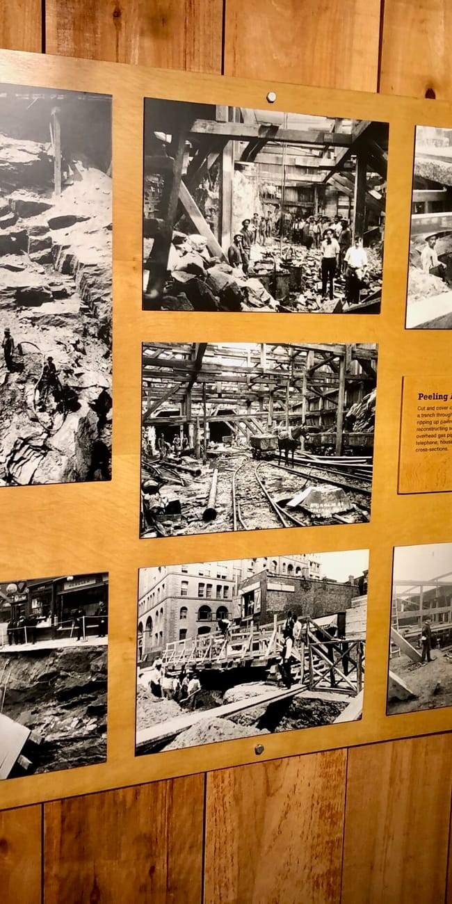 Panel zdjęć o budowie nowojorskiego metra w new york transit museum.