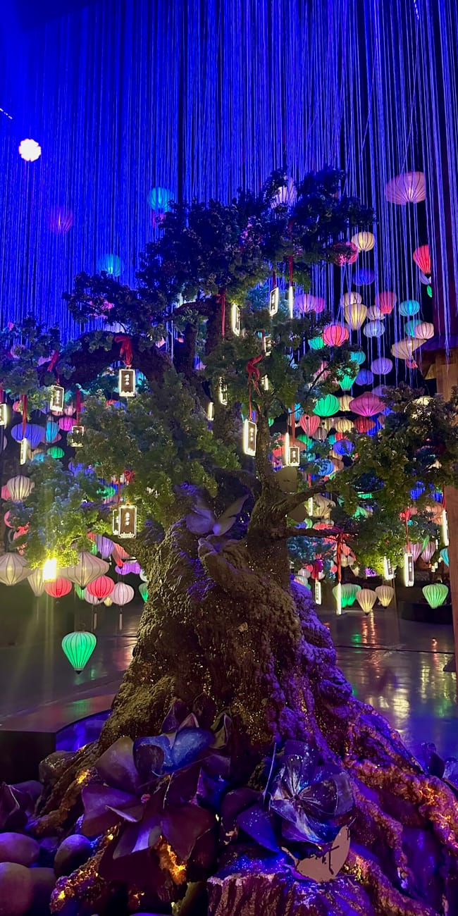 Podświetlone drzewo z kolorowymi lampionami w da lat, wietnamie