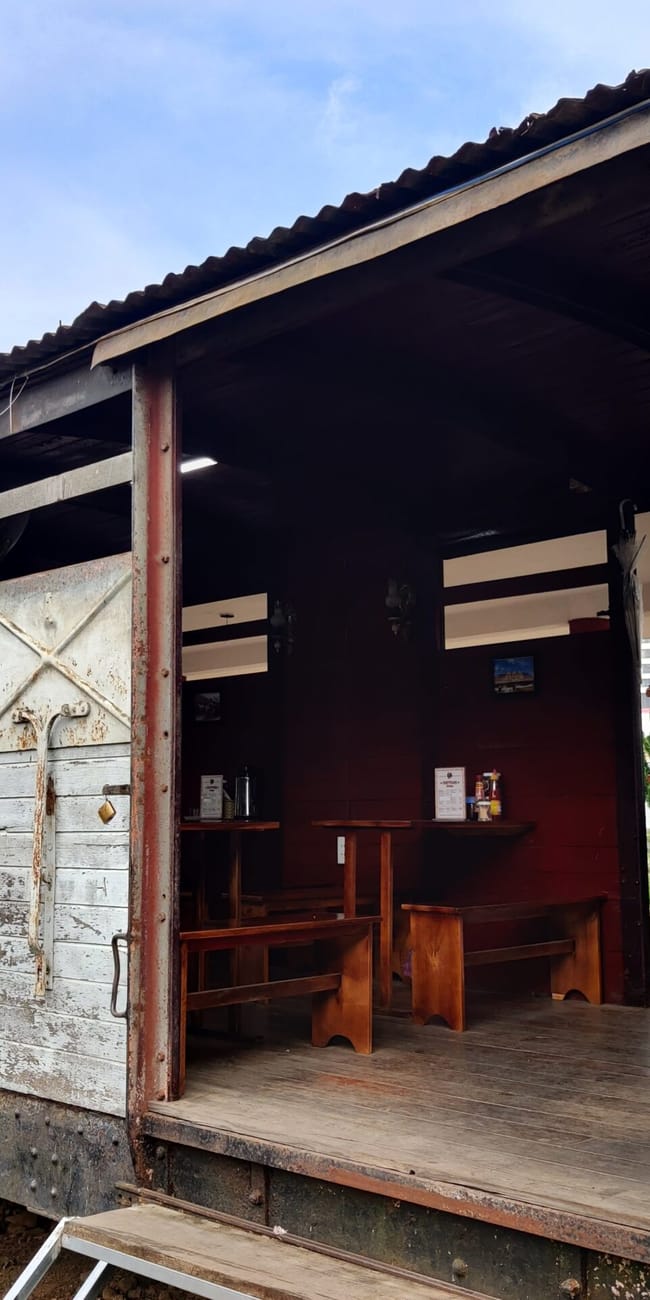 Stary wagon przy stacji kolejowej da lat z drewnianymi drzwiami i wejściem do środka
