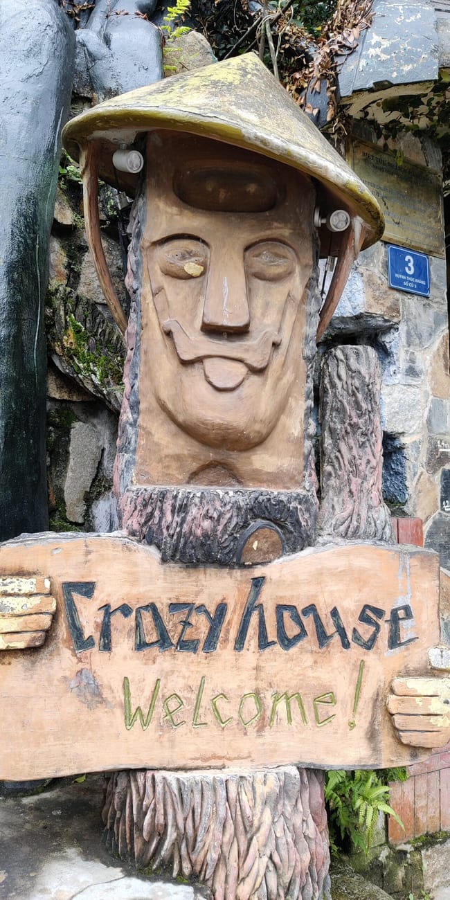 Rzeźba witająca w crazy house w da lat z napisem „welcome! ”