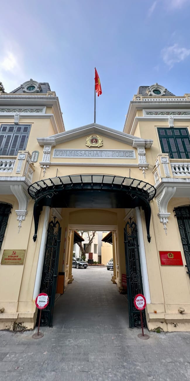 Budynek commissariat de police w hanoi z wietnamską flagą nad wejściem
