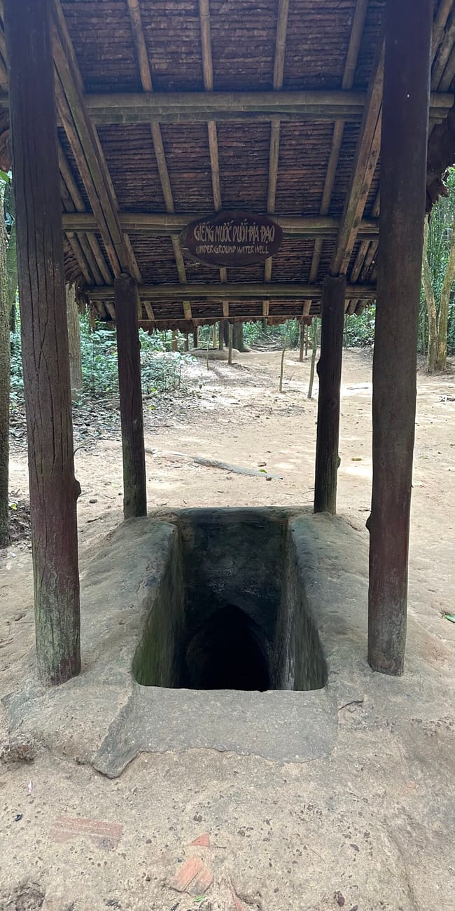 Wejście do tuneli cu chi w ho chi minh, przykryte zadaszeniem w lesie