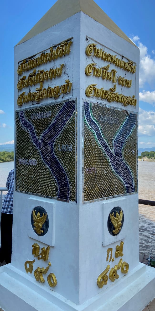 Pomnik przy trójstyku złotego trójkąta w chiang rai, z mapą granic przy rzece