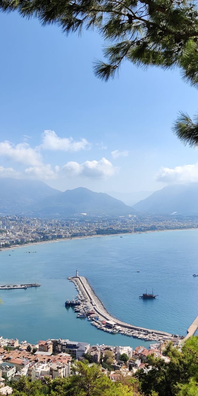 Widok na zamek alanya i port na tureckiej riwierze, otoczone morzem i górami