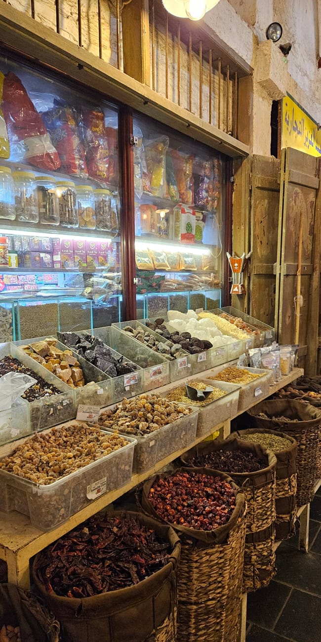 Souq waqif w dosze z kolorowymi przyprawami, suszonymi owocami i bakaliami w stoisku.