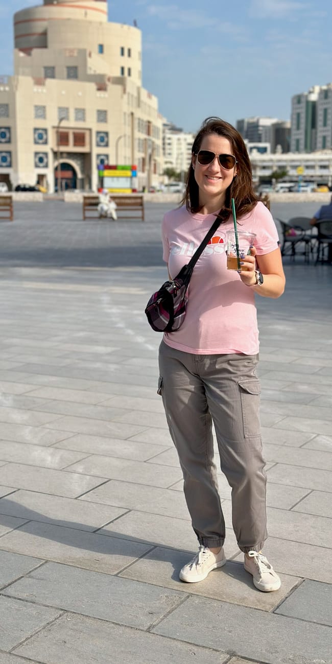 Kobieta z napojem na placu souq waqif w dosze, katar.